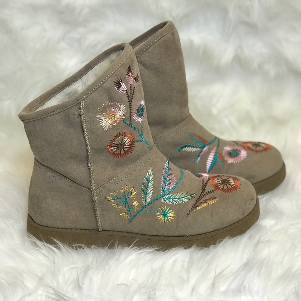 Embroidered Boots - Picture 3 of 4